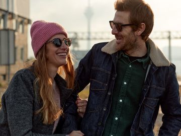 Paar mit Sonnenbrillen in Duesseldorf